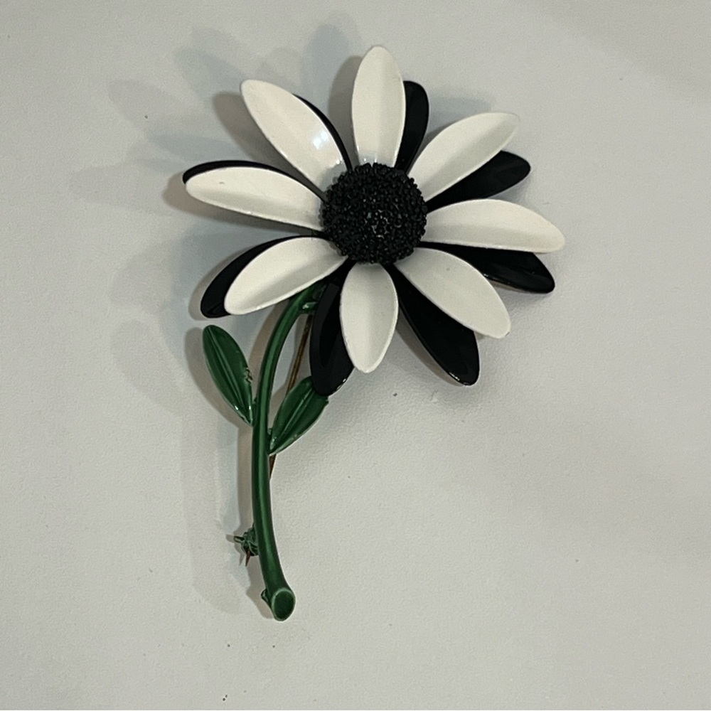 Chic Vintage Large Enamel Black and White Daisy Brooch